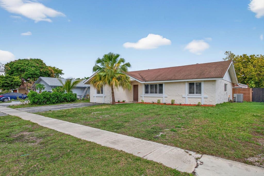 4 bedroom house for sale at 7521 SW 6th Ct North Lauderdale - $525,000