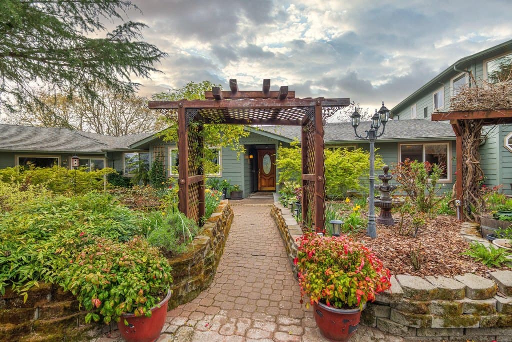 4 bedroom house for sale at 1360 Jaynes Dr Grants Pass 97527 - $825,000