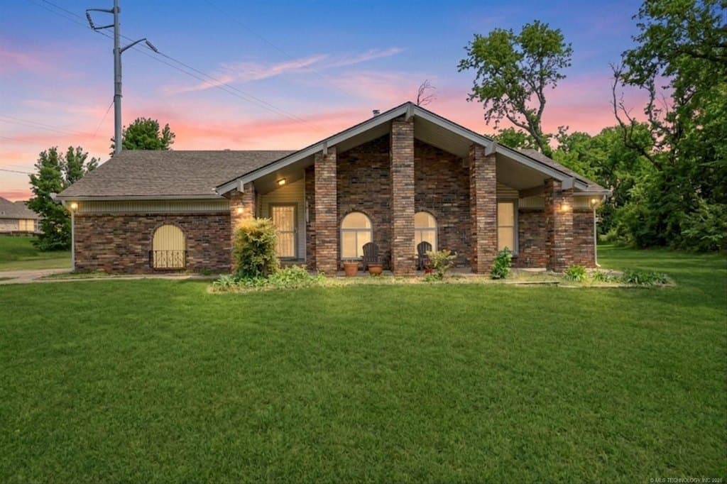 3 bedroom house for sale at 868 W Commercial St Broken Arrow - $305,000