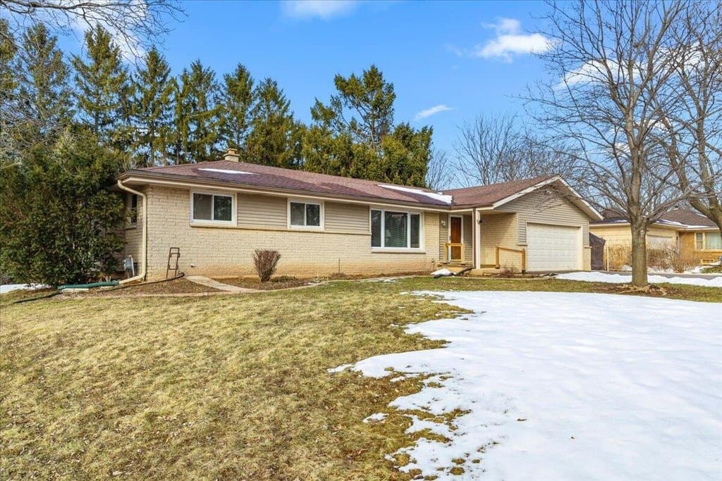 4 bedroom house for sale at 15540 W Glendale Dr New Berlin 53151 - $474,900