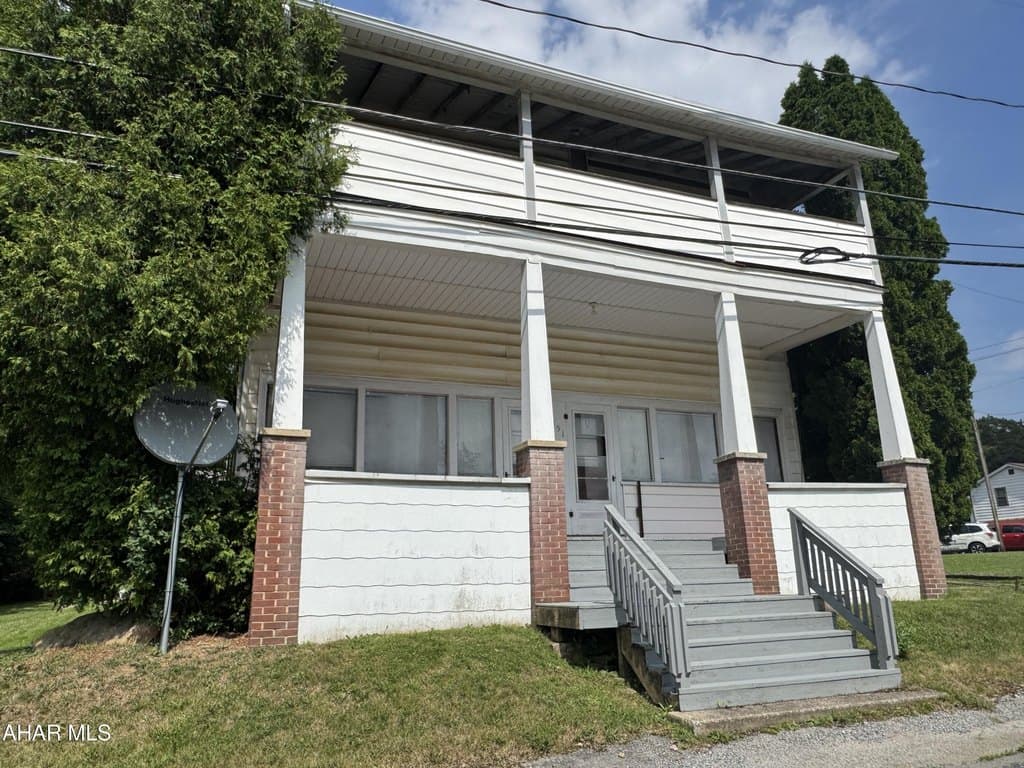 7 bedroom apartment for sale at 151 Post Office Ave Blandburg - $175,000