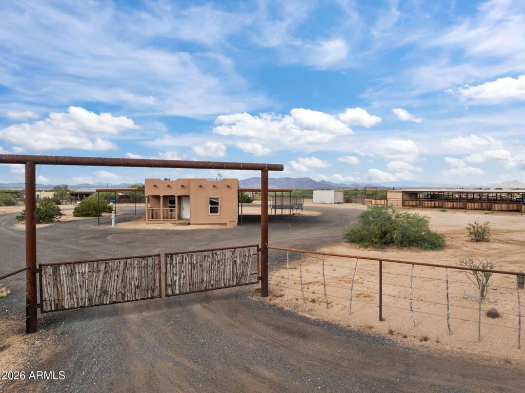 3 bedroom mobile home for sale at 49204 N 529th Ave Aguila - $950,000