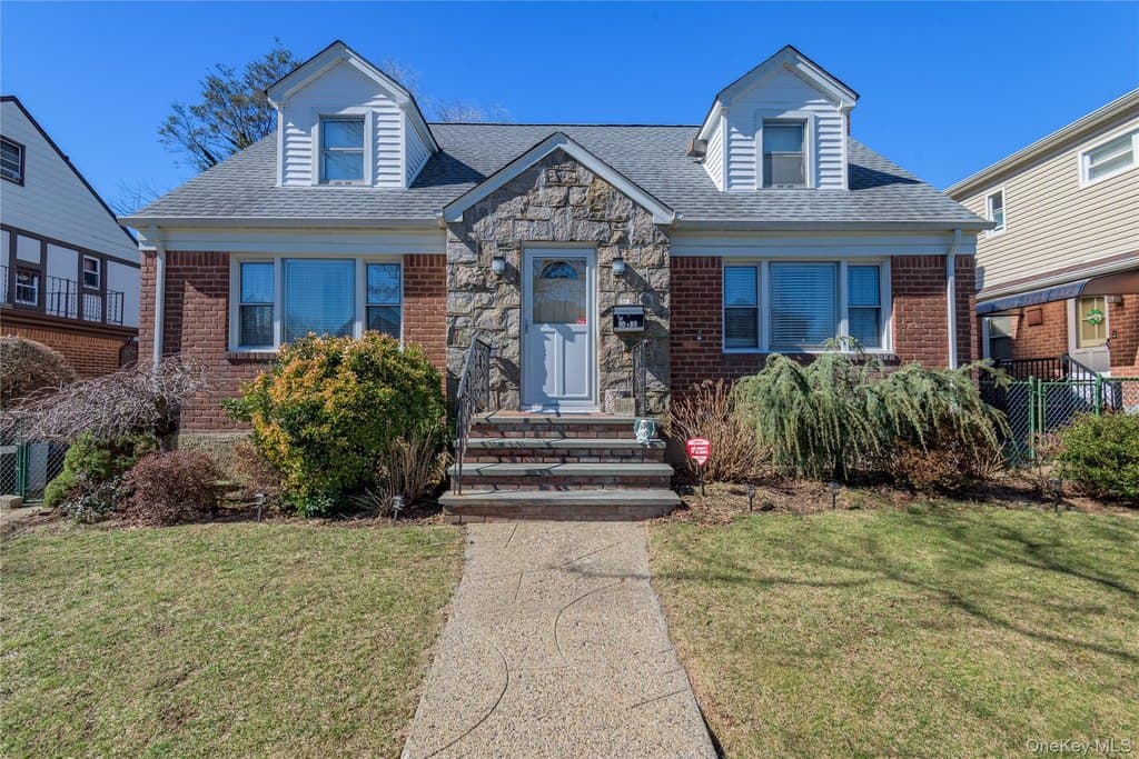 4 bedroom house for sale at 8610 250th St Bellerose - $889,000