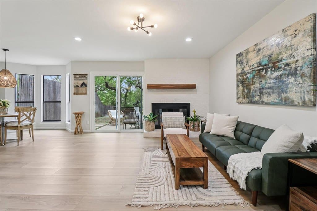2 bedroom house for sale at 1428 Hampton Rd Grapevine 76051 - $425,000