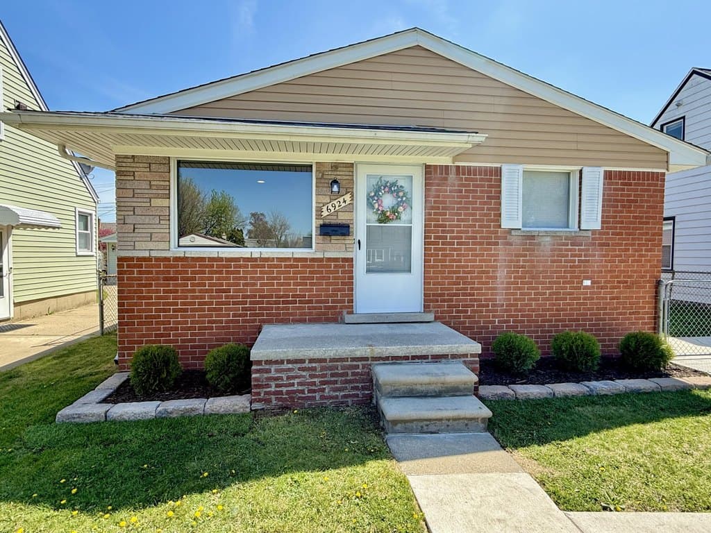 3 bedroom house for sale at 6924 Belton St Garden City 48135 - $230,000