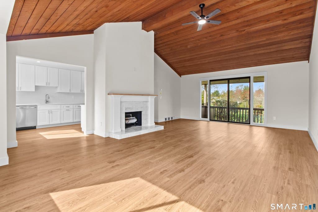 2 bedroom condo for sale at 564 Pequot Ln Unit A Oronoque 06614 - $599,900