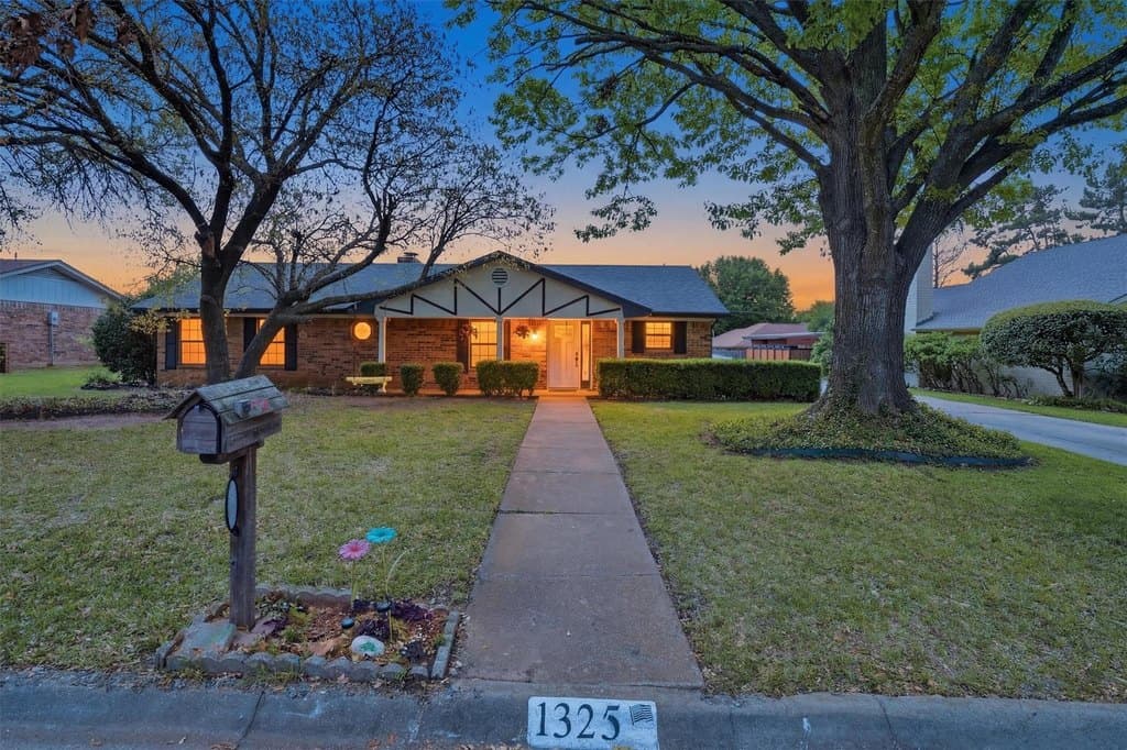 3 bedroom house for sale at 1325 Hemphill Dr Cleburne 76033 - $285,000
