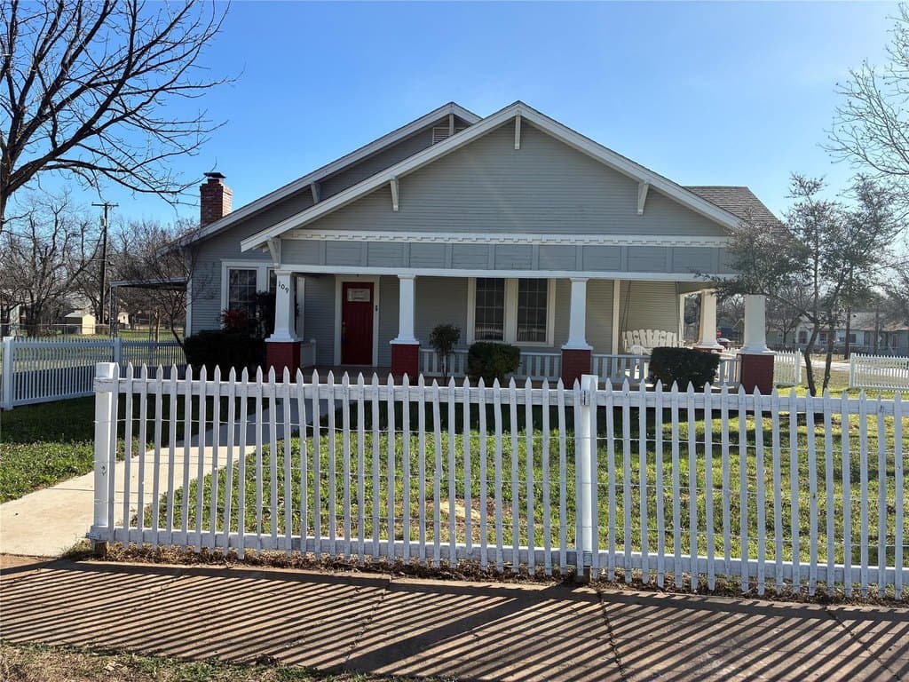 3 bedroom house for sale at 109 S West St Bangs - $205,000