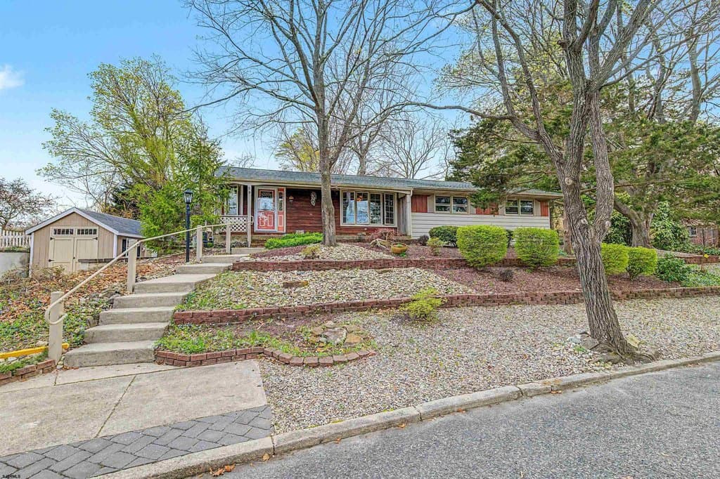 3 bedroom house for sale at 19 W Illinois Ave Absecon - $380,000