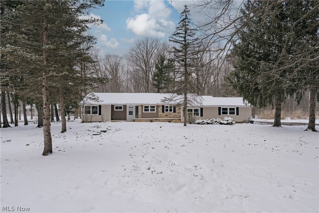 4 bedroom house for sale at 4290 Brainard Rd Chagrin Falls - $429,900