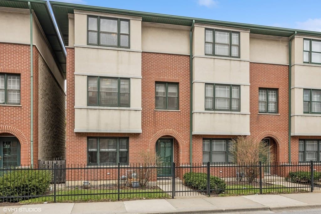 2 bedroom townhouse for sale at Address unavailable Oak Park 60302 - $415,000