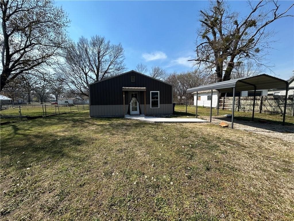 1 bedroom house for sale at 609 N Wood St Caney - $64,900