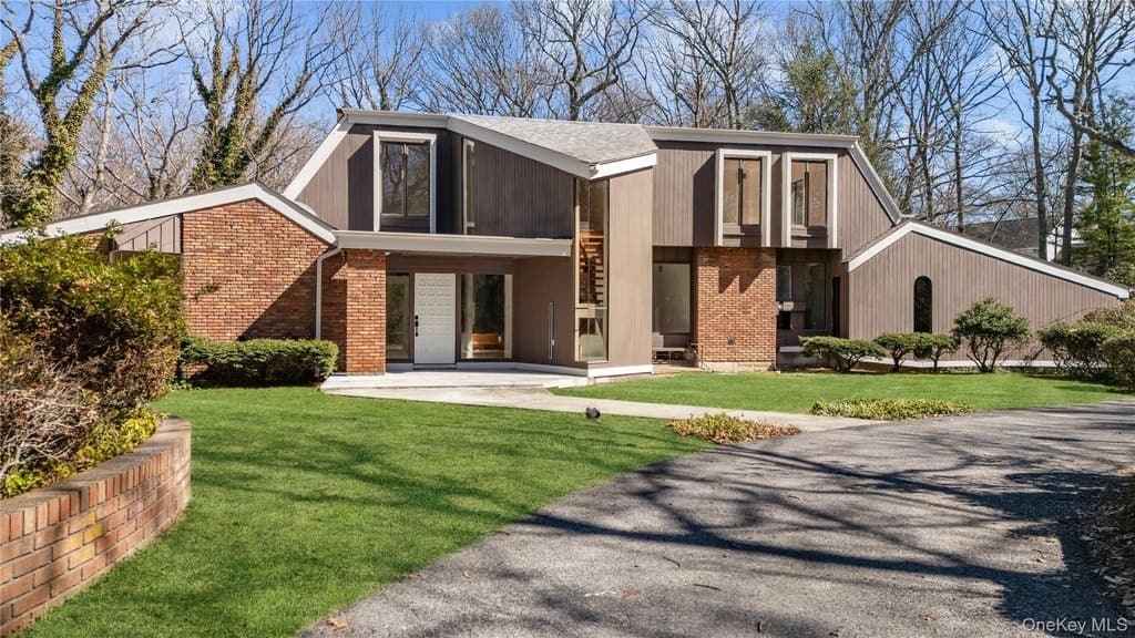 4 bedroom house for sale at 12 Lost Meadow Ln Belle Terre - $1,500,000