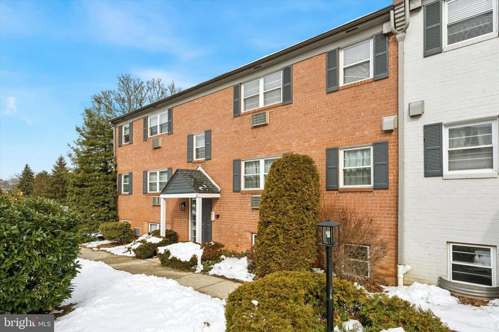 2 bedroom condo for sale at 61 Llanfair Rd Unit A4 Ardmore - $237,500
