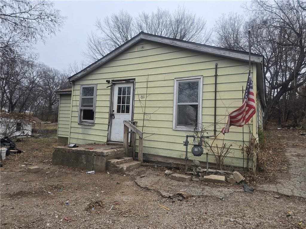 4 bedroom house for sale at 1901 Spring St Blue Summit - $28,900