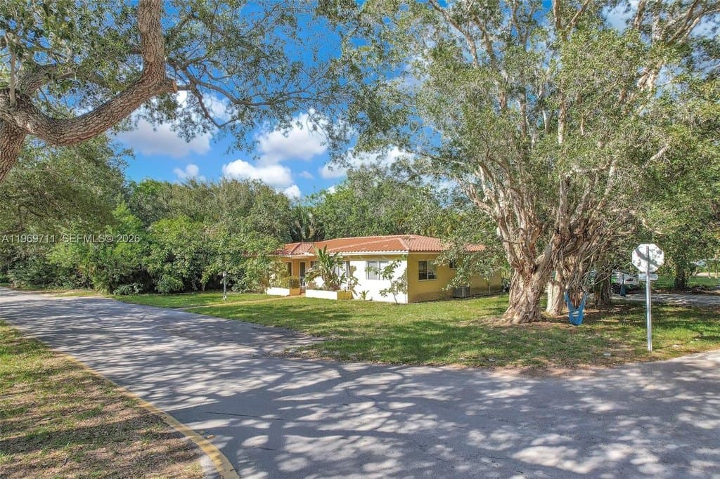 4 bedroom house for sale at 11919 NE 8th Ave Biscayne Park - $995,000