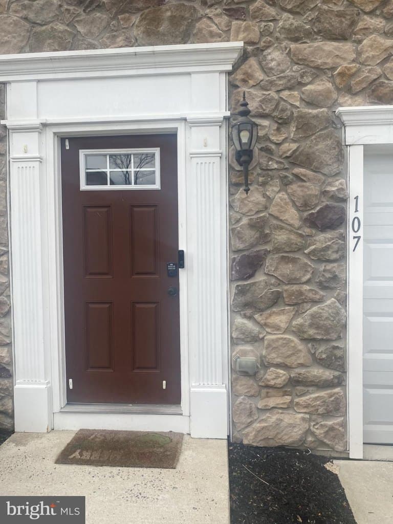 3 bedroom townhouse for sale at 107 Benford Rd Beverly - $389,000