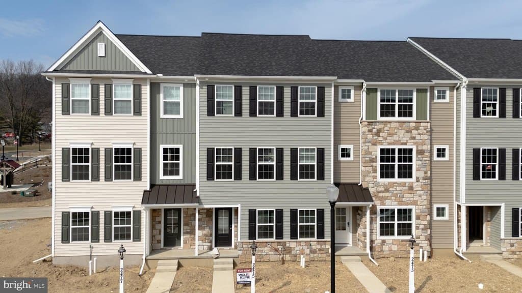 3 bedroom townhouse for sale at 2451 Spring Water Cir Lancaster 17601 - $383,200