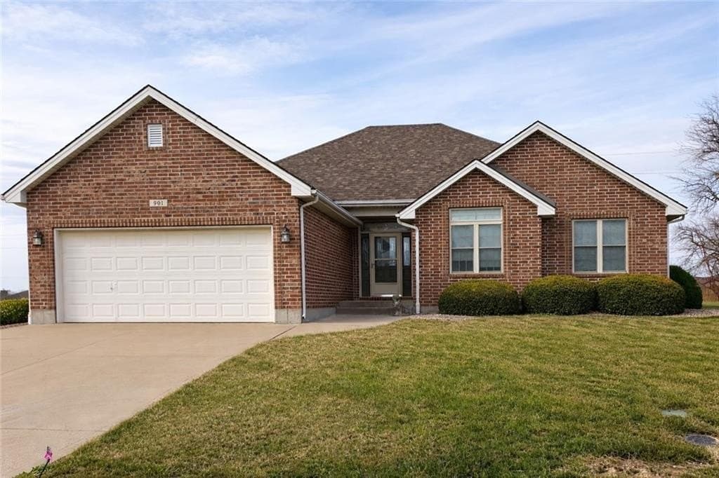3 bedroom house for sale at 901 Tall Grass Dr Pleasant Hill 64080 - $375,000