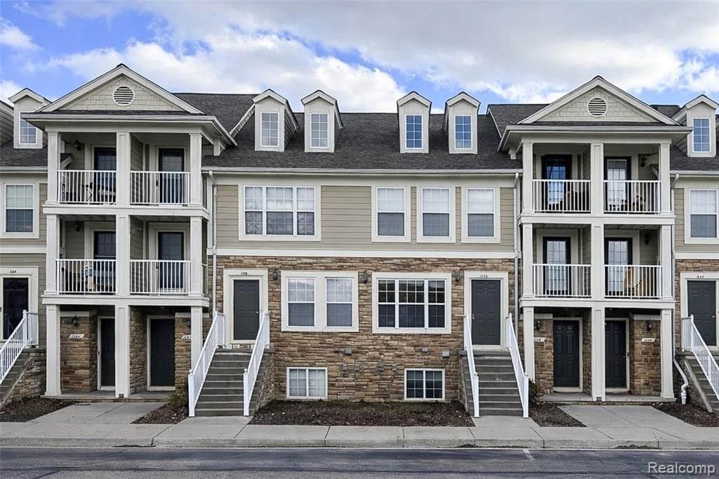 2 bedroom condo for sale at 1152 Faulkner Troy 48083 - $294,900