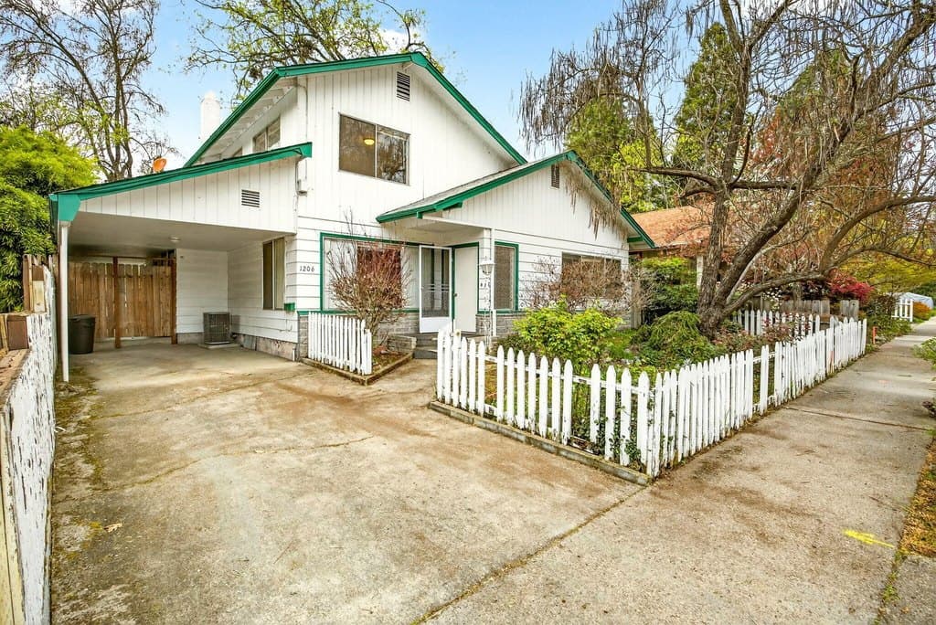 3 bedroom house for sale at 1206 NW Conklin Ave Grants Pass 97526 - $349,500