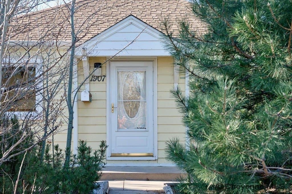 4 bedroom house for sale at 1907 E Pershing Blvd Cheyenne - $300,000