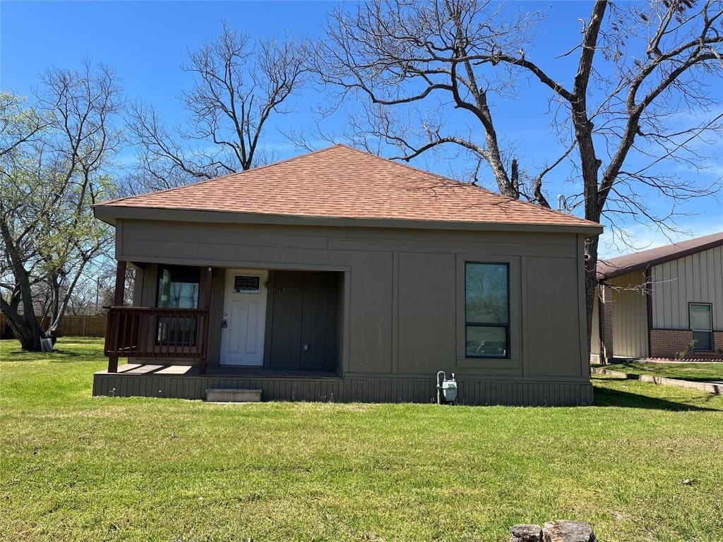 2 bedroom house for sale at 1711 Oriental St Bonham - $118,000