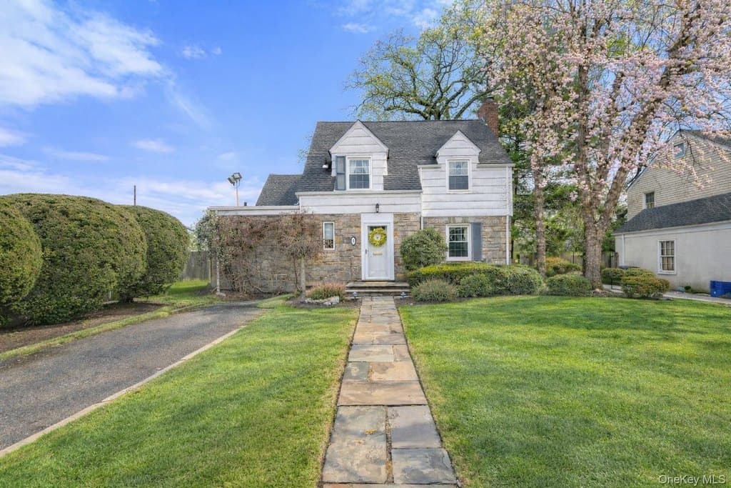 3 bedroom house for sale at 4 Lancaster Ave Baldwin - $689,000