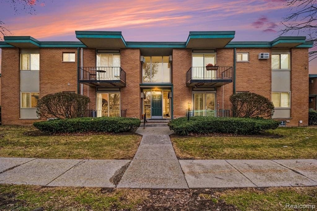 1 bedroom condo for sale at 1840 Axtell Dr Apt 7 Troy 48084 - $165,000