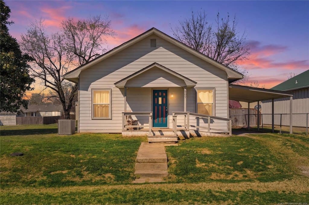 3 bedroom house for sale at 307 E 3rd St Beggs - $98,000