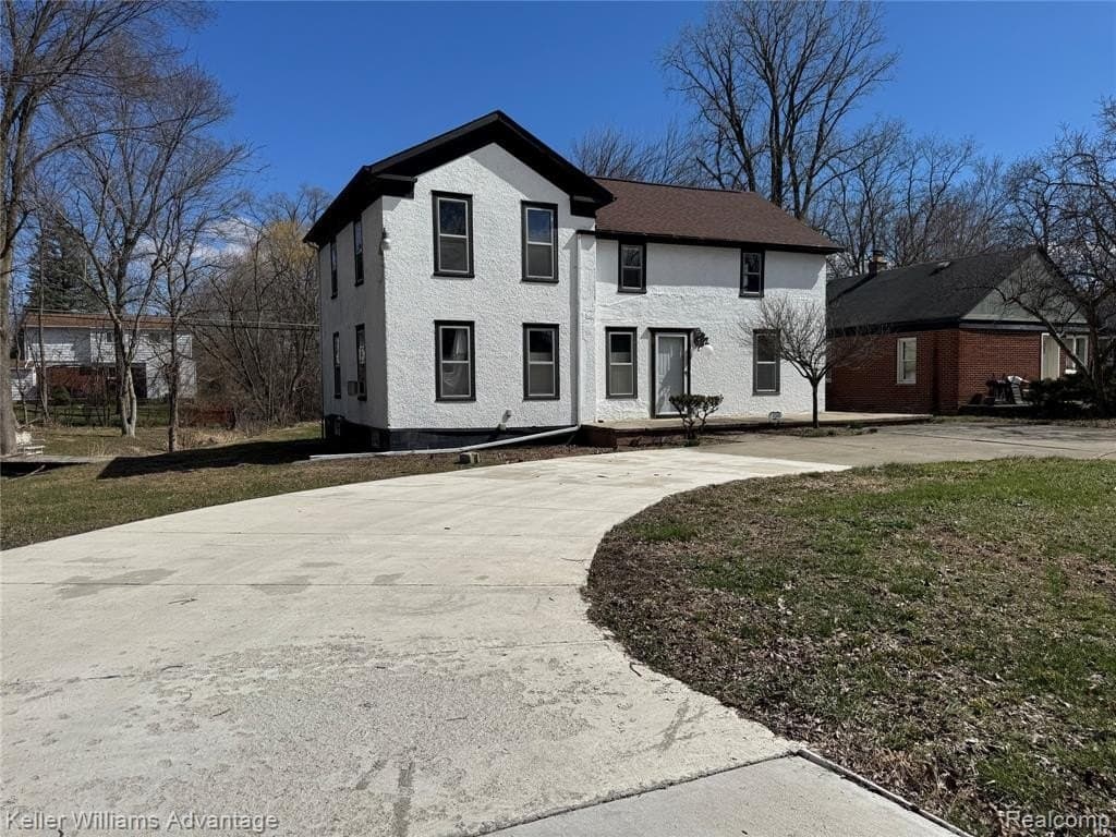 4 bedroom house for sale at 23056 Springbrook Dr Farmington Hills 48336 - $175,000