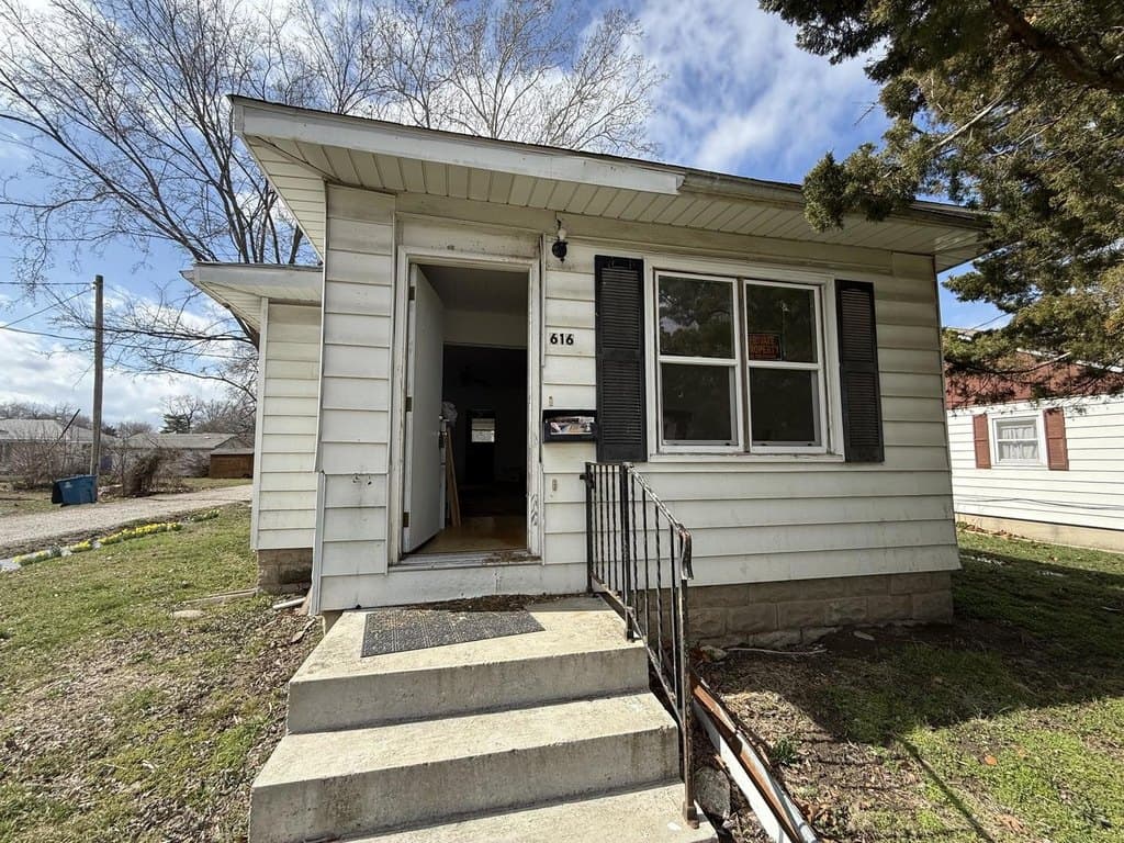 2 bedroom house for sale at 616 N Walnut St Centralia - $34,900