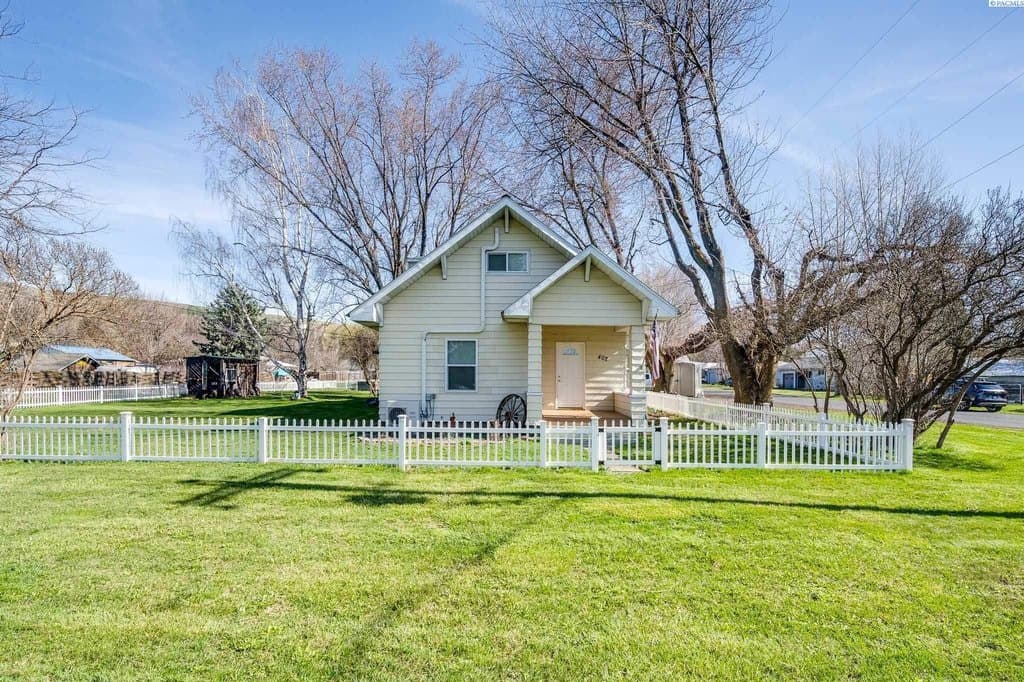 4 bedroom house for sale at 402 W Front St Albion - $465,000