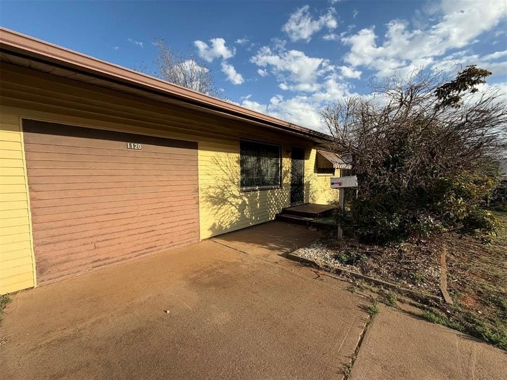 3 bedroom house for sale at 1120 N Chalmers St Altus - $75,000