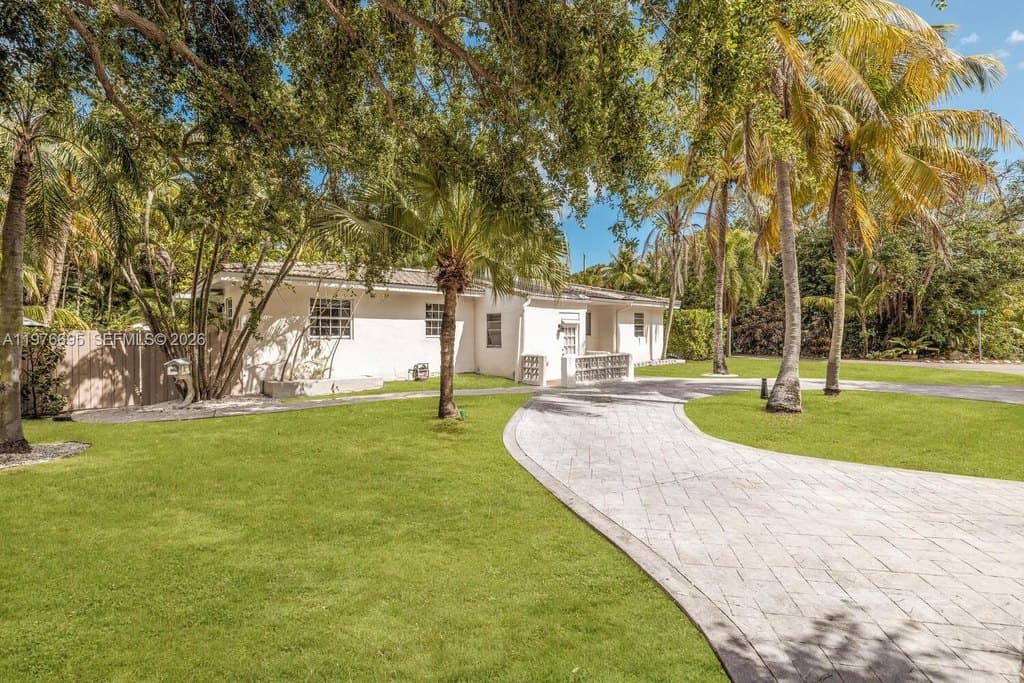 4 bedroom house for sale at 11801 NE 11th Ave Biscayne Park - $1,248,000