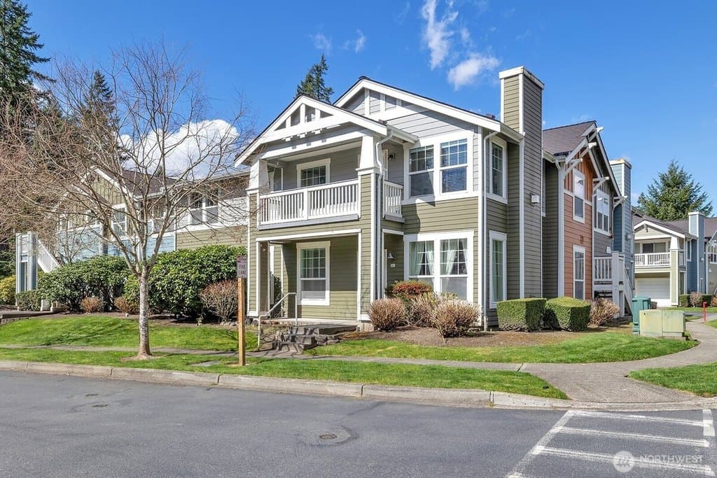 3 bedroom condo for sale at 10515 221st Ln NE Unit 202 Redmond 98053 - $699,000