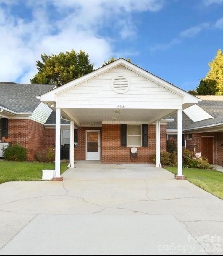 2 bedroom townhouse for sale at 19968 Oak Leaf Cir Cornelius 28031 - $295,000
