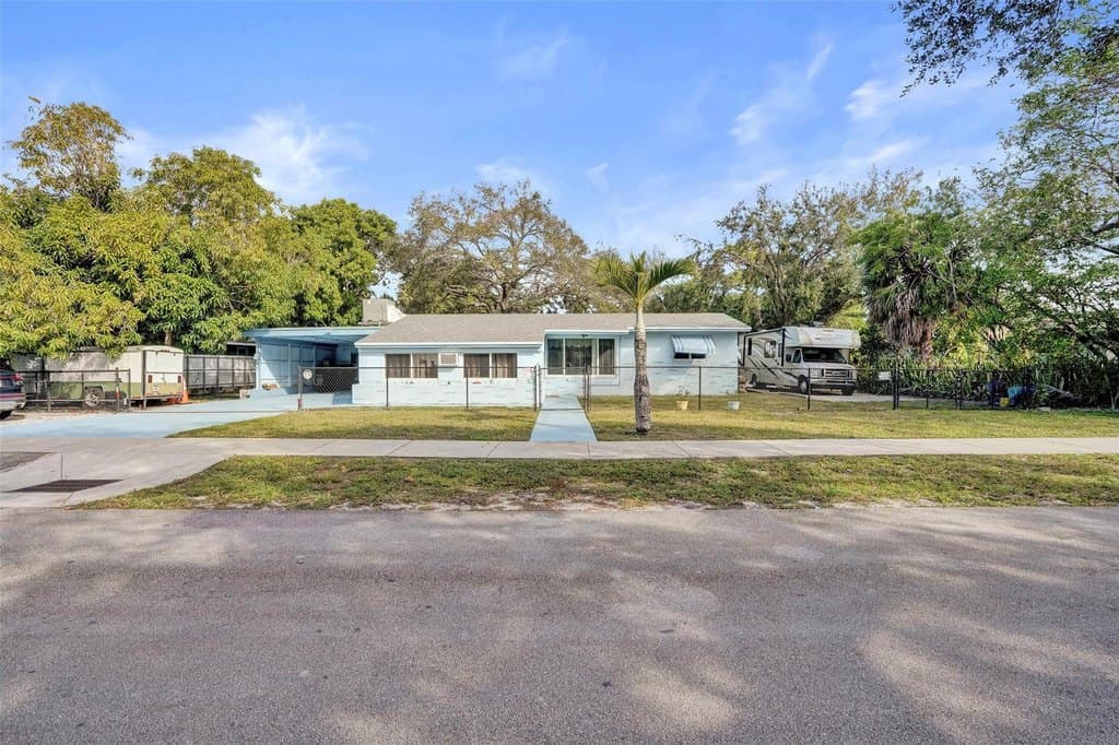 3 bedroom house for sale at 4165 SW 24th St Broadview Park - $599,000
