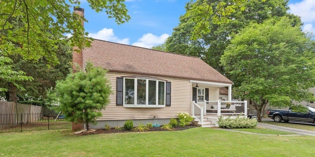 4 bedroom house for sale at 4 Pinewood Ave Beverly - $749,000