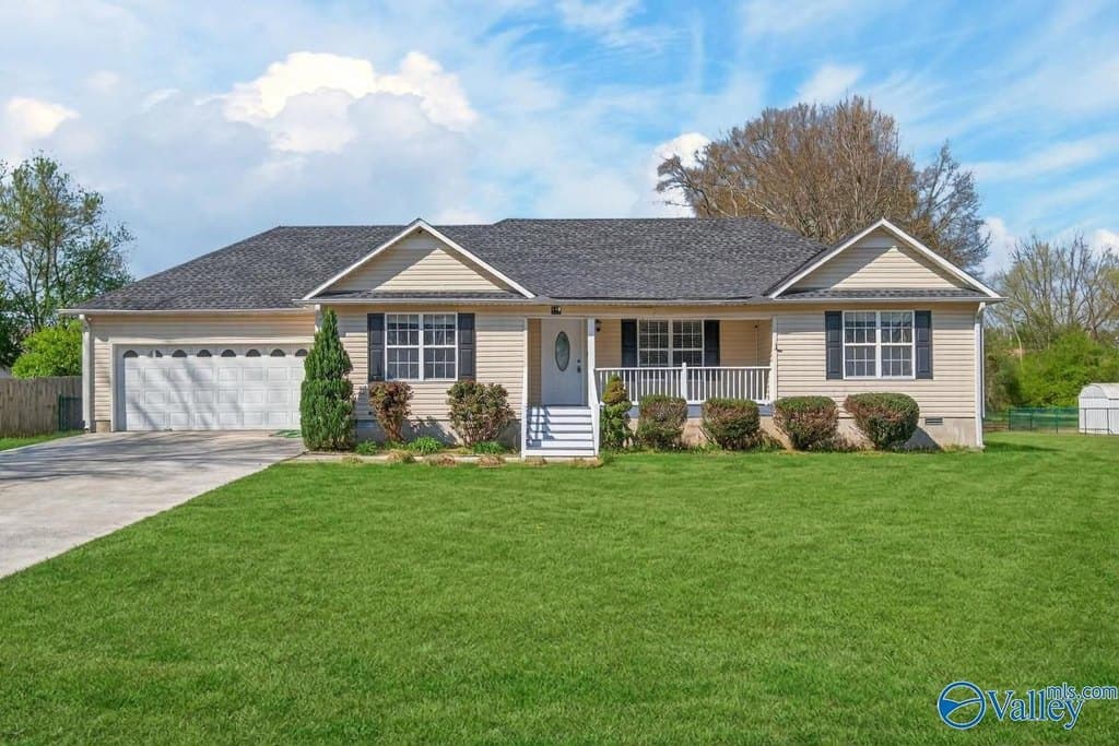 3 bedroom house for sale at 140 Land Cir Albertville - $239,900