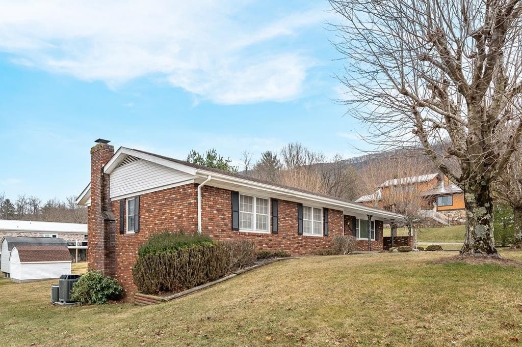 3 bedroom house for sale at 621 Robin St Bluefield - $274,900