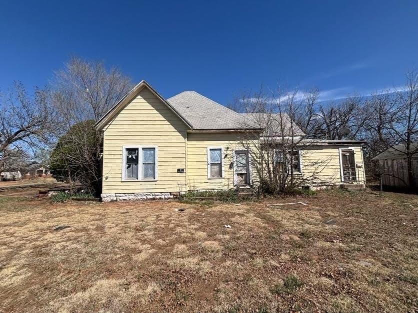 3 bedroom house for sale at 520 W Commerce St Altus - $25,000