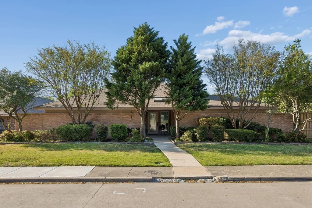3 bedroom house for sale at 6802 McCallum Blvd Dallas - $585,000