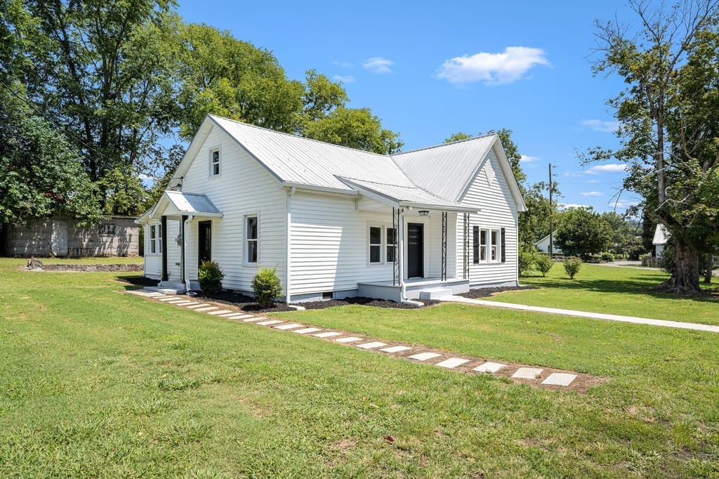 2 bedroom house for sale at 112 Re Davenport Ave Auburntown - $279,900