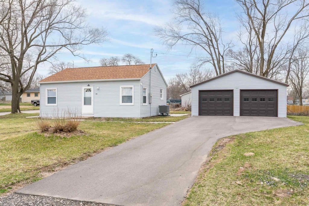 2 bedroom house for sale at 701 Shirley St Waterloo 50707 - $146,990