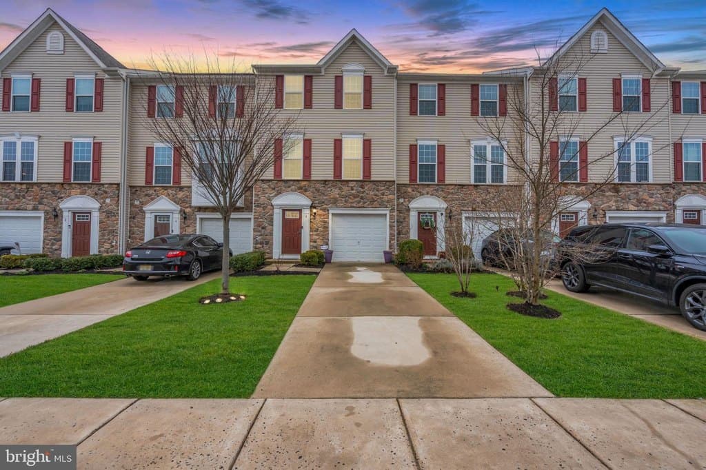 3 bedroom townhouse for sale at 6 Benford Ln Beverly - $400,000