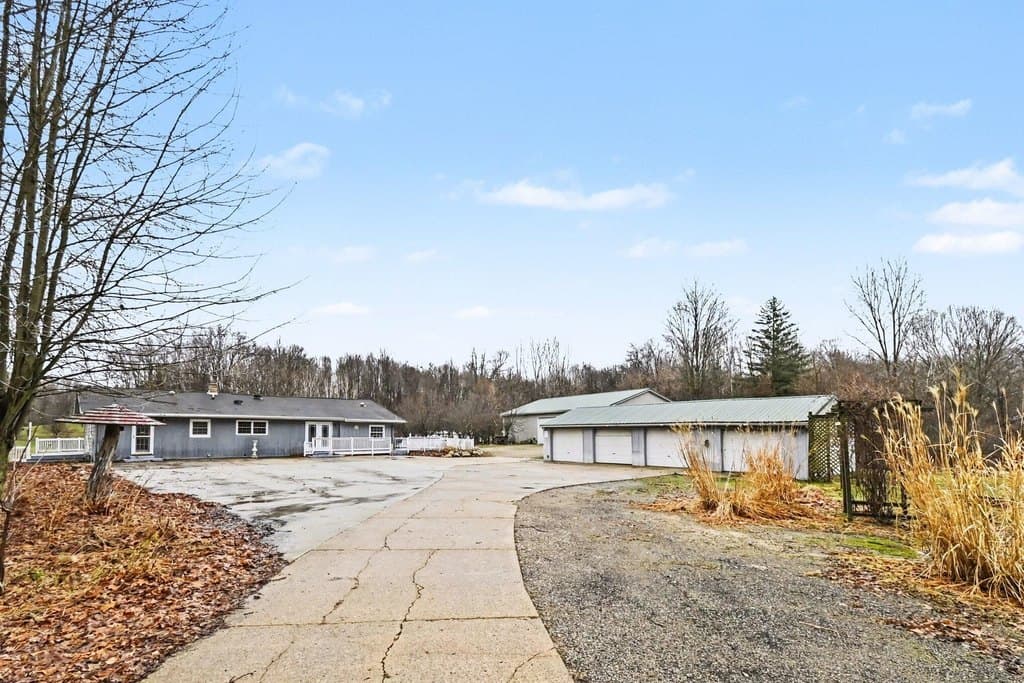 8 bedroom house for sale at 11303 W Dr N Bellevue - $400,000