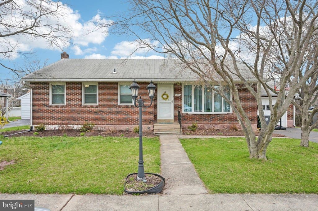 3 bedroom house for sale at 1511 Cherry Ln Pottstown 19464 - $319,900