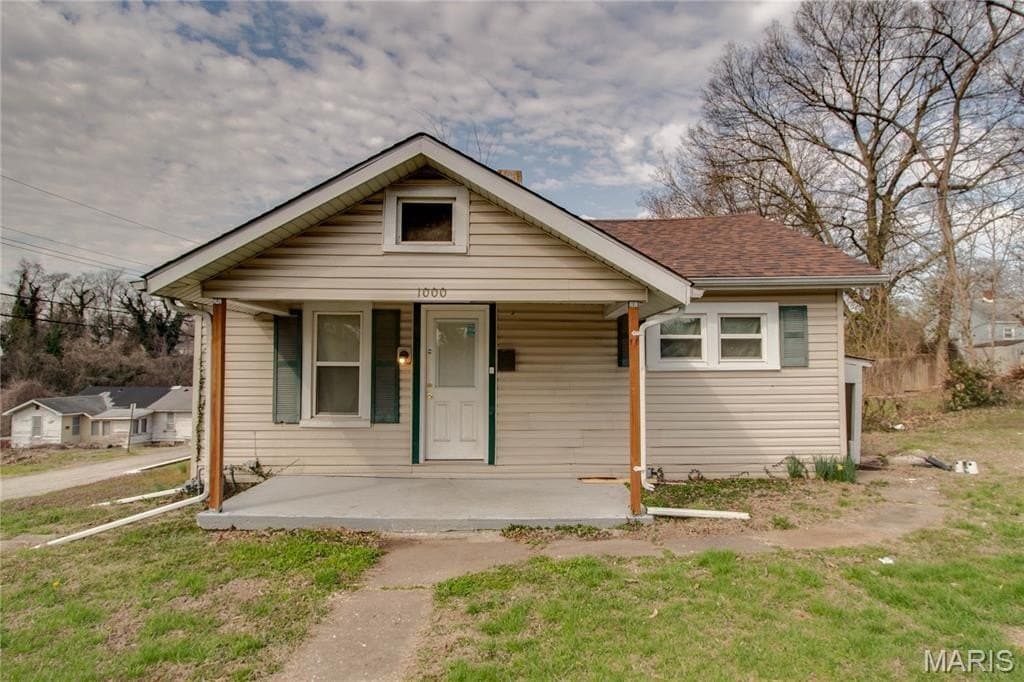 2 bedroom house for sale at 1000 Willard Ave Alton - $69,900