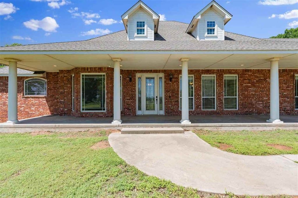3 bedroom house for sale at 163573 N 7 Mile Rd N Central High - $710,000